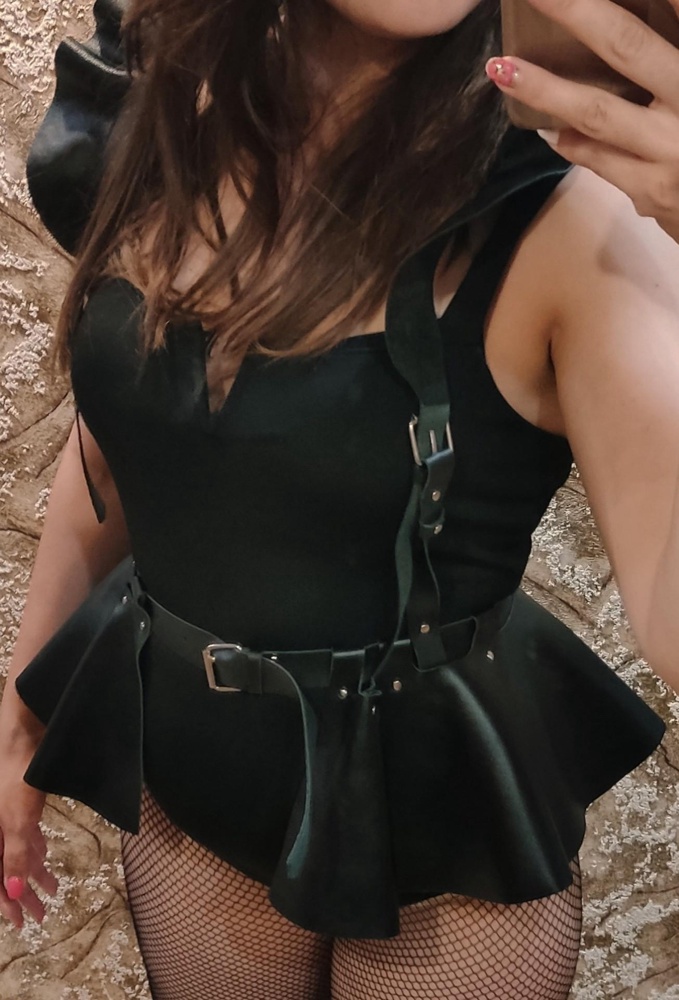 Очень понравилась! Взяла для сценического образа. Сначала думала дороговато, но за такое крутое качество не жалко) Смотрится эффектно, думаю, буду одевать с брюками и рубашкой, с простым платьем. Мягкая кожа, отлично смотрится, скрывает недостатки фигуры, подчеркивает талию. На ОТ 75 см M-L хорошо подошёл. Спасибо)