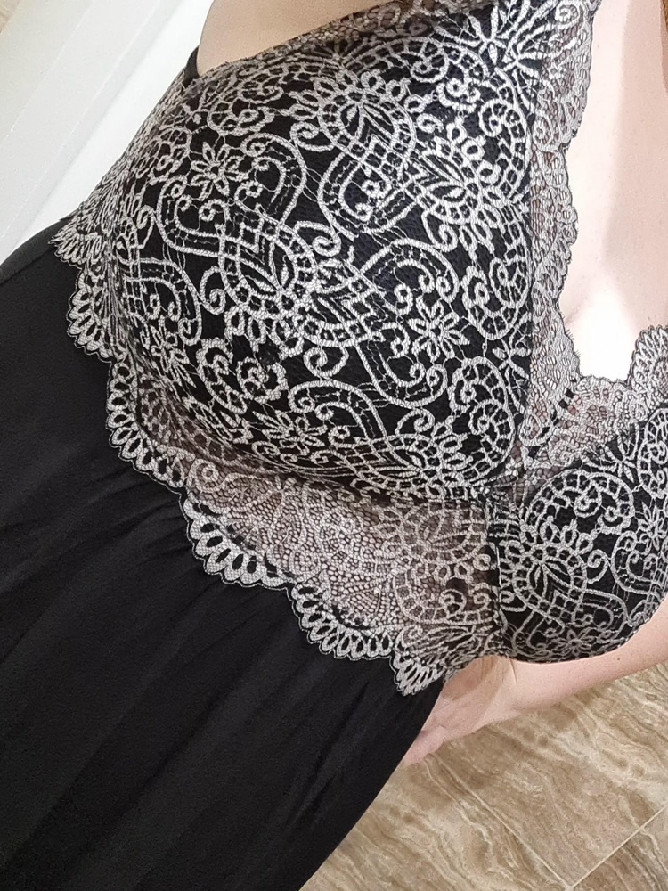 Отличная сорочка на большую грудь (85G) и размер в целом 56. Не скажу что держит грудь, но она хорошо "ложится" в этой сорочке. Неидеальный живот скрывает, так что всё супер!