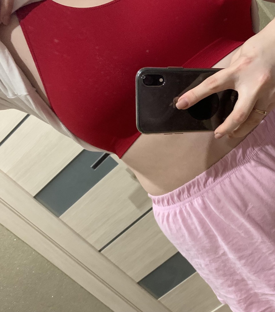 Хороший топ для дома. Не слишком тонкий, но и не плотный, для интенсивных тренировок не пойдёт. Размер 4 на обычный размер бюстгальтера 85В отлично подошёл👍🏻