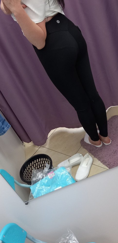 Покупкой довольна, все как на фото . Запаха нет , но есть одно но из-за чего собственно снизила оценку. Размер вроде как соответствует ,по ногам все хорошо, но моя тощая опа еле влезла то есть где ткань как стринги она очень плохо тянется.