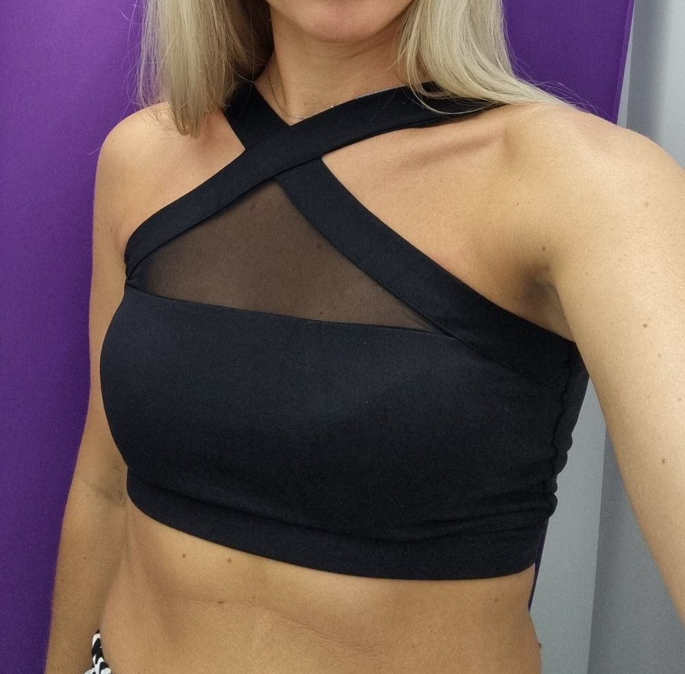 Просто бомба!!!Внутри топа чашечки очень удобные и для небольшой грудинка просто находка.Топ пошит очень качественно.