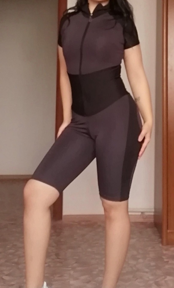 Качество отличное. Сел тоже супер. Белье обязательно спортивное иначе будет сильно выделяться. Звезду сняла за замок, который все время собирается  и образует выпуклости, а так же цвет, который не соответствует реальности.