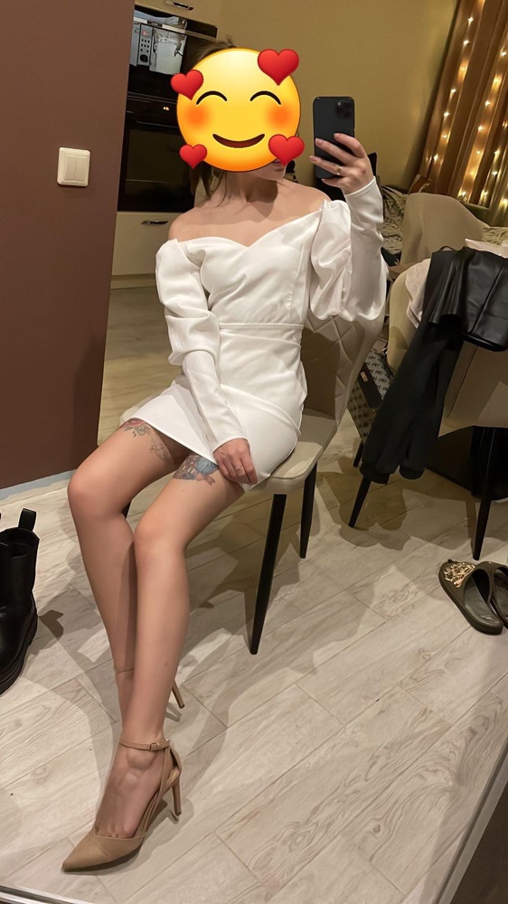 Платье хорошее, сидит по фигуре, но ткань тонкая. В целом свою цену полностью оправдывает.