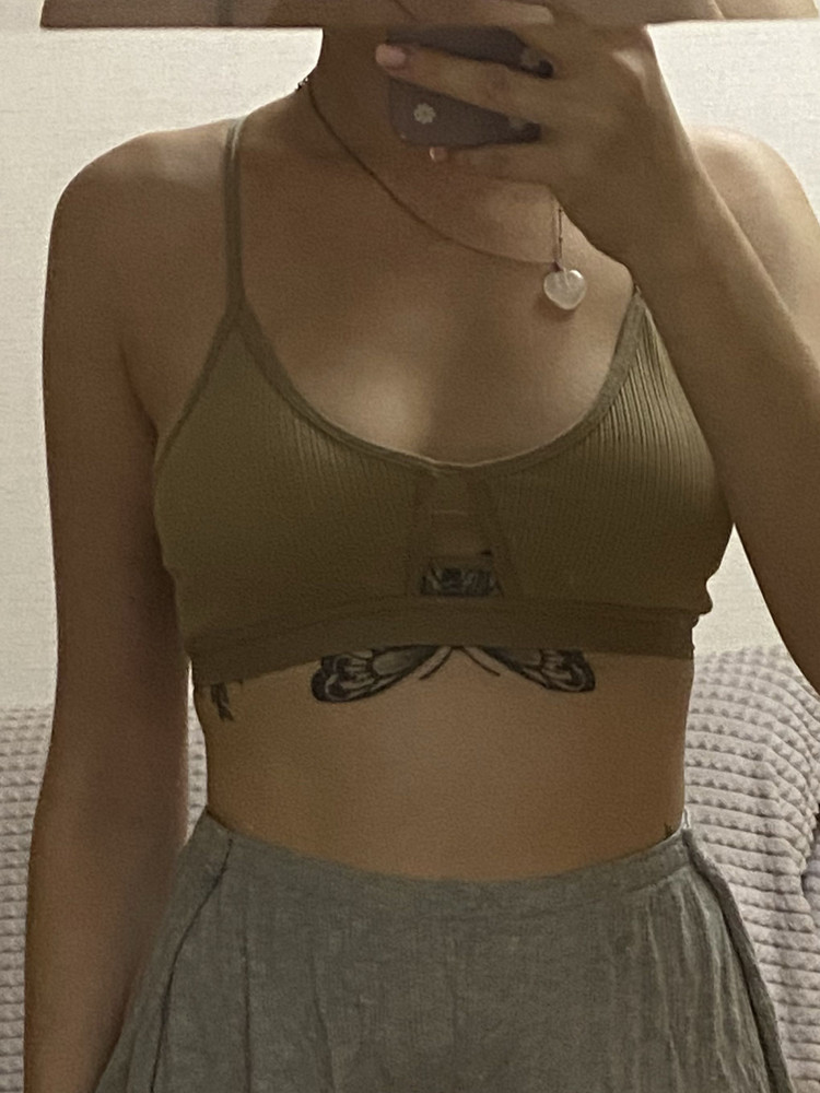 Топ прикольный, но довольно большой для размера S, резинка и чашечки не подтягивают из-за этого грудь 