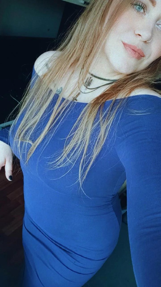 Плотная не прозрачная ткань . У меня М ,но купила xxs, потому что другого не было и все равно натянула и не прозрачное. Купила за 229₽ и это просто подарок я считаю. Кажется что оно синее ,но это не так , фиолетовое ,глубокий хороший цвет,