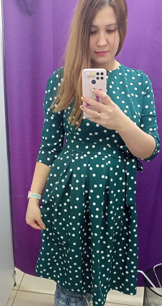 Платье очень качественно сшито, женственное,взяла на свой рост 173,коленки закрывает. Очень понравилось,что не нужно скрывает ,а что нужно подчеркивает. Буду брать в другом цвете обязательно в будущем.