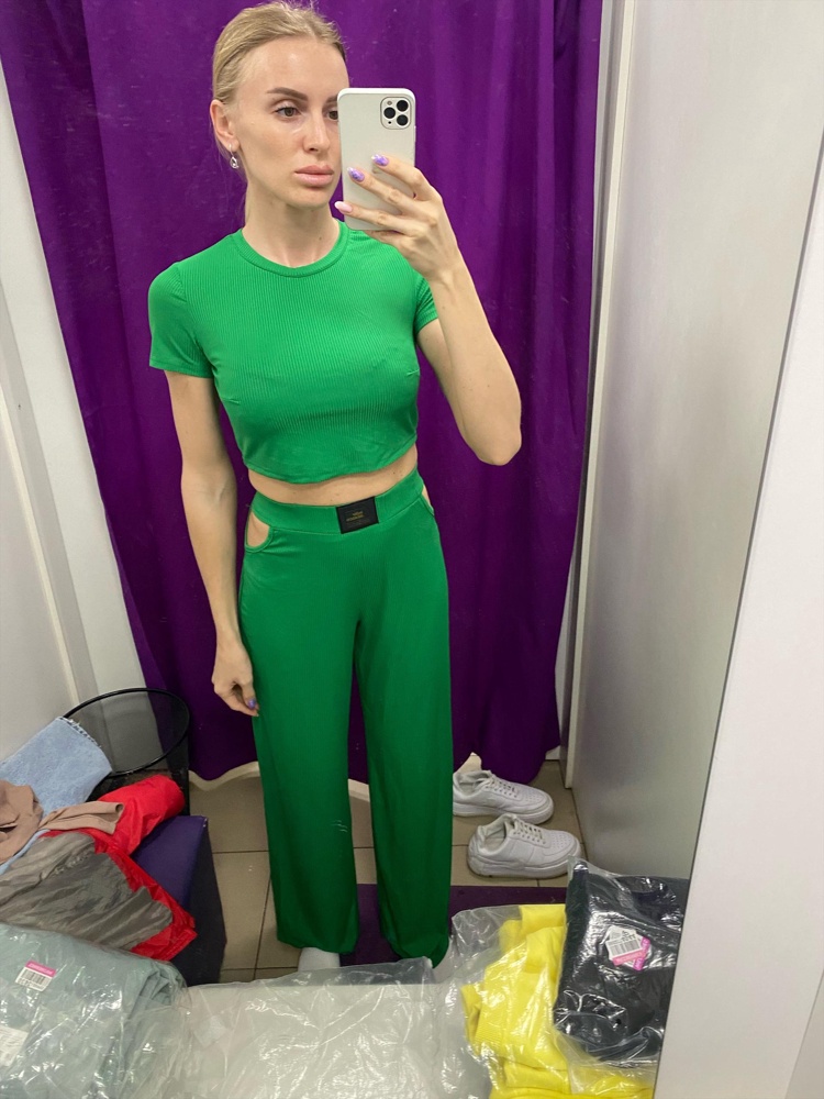 Костюмы хорошие, ткань легкая, приятная, на лето самое оно👍🏽 Но я искала что-то ближе к спортивному костюму. Да и вообще я бы взяла себе чёрный, очень уж классные они, но в этом топе я не смогла бы и рук поднять((( слишком короткий! И кстати, чёрный был поменьше размером, чем зелёный (этот как-то посвободнее ощущался и топ по-длиньше), хотя два одинаковых размера на бирке. Мои параметры 90/70/91, рост 170