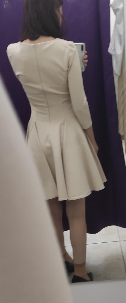 Хорошее платье, ооочень плотный материал. У серого цвета показался не таким плотным материал, хотя тоже увесистый)