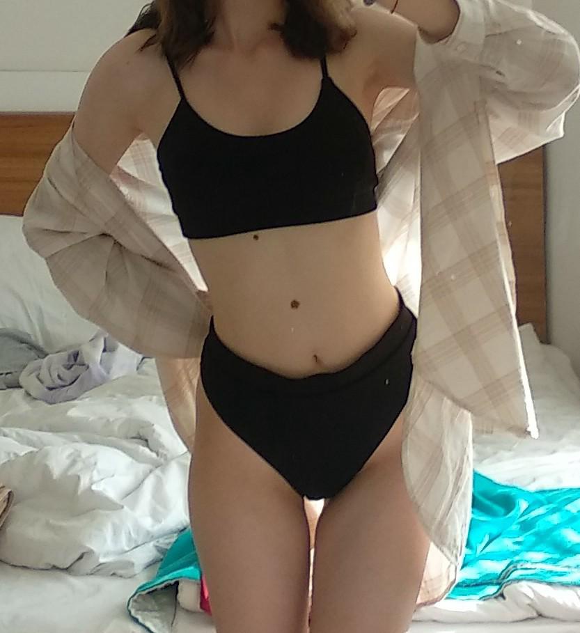 Купальник хороший, но мне, к сожалению не очень подошёл размер, но я летела на море, поэтому пришлось брать его. Верх подошёл идеально, а низ не очень. В талии трусы большие, но не спадают ( в воде купальник сильно растягивается). Купила размер М на параметры 86-60-90 рост 180. (Если бы было можно, то лучше взяла верх от M, а низ от S