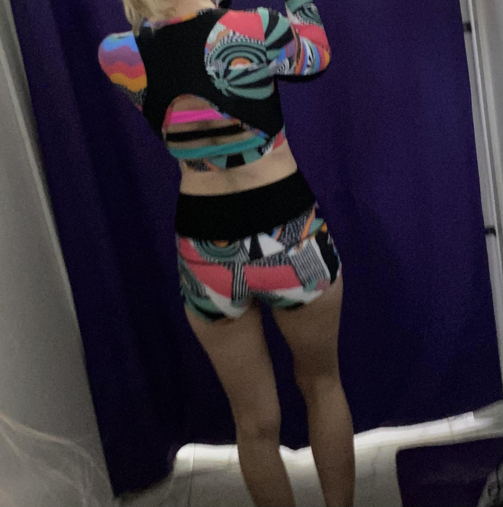 Сам по себе классный. Качество хорошее . Но размер трусов не соответствует размеру S , я в них утонула и очень свободные , хотя верх сел отлично. 