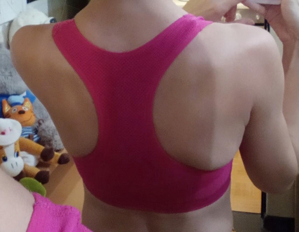 Качество хорошее и цвет красивый. На мои параметры 88-66-90, рост 167 топ 44 размера оказался мал и коротким. Свой ношу 40-42 р. Прямо врезается в лопатки и лямки сморщились.ю - маломерит. Даже не знаю, как кому-то лямки длинными оказались и какой тогда мне нужен размер. Грудь хорошо держит и с чашками и без.