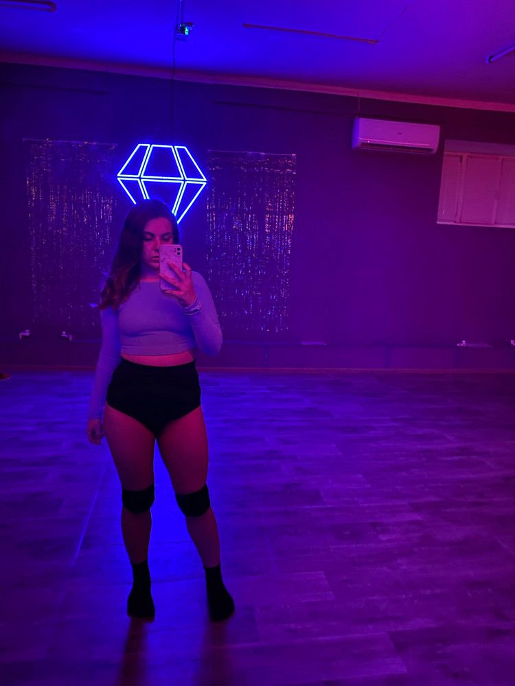 Шорты супер удобные. На от 83, об 106 взяла М. Все село хорошо, комфортные. Очень Единственное, что попа сильно торчит из них 😁 Для тверка самое то, но может кому-то будет не комфортно 