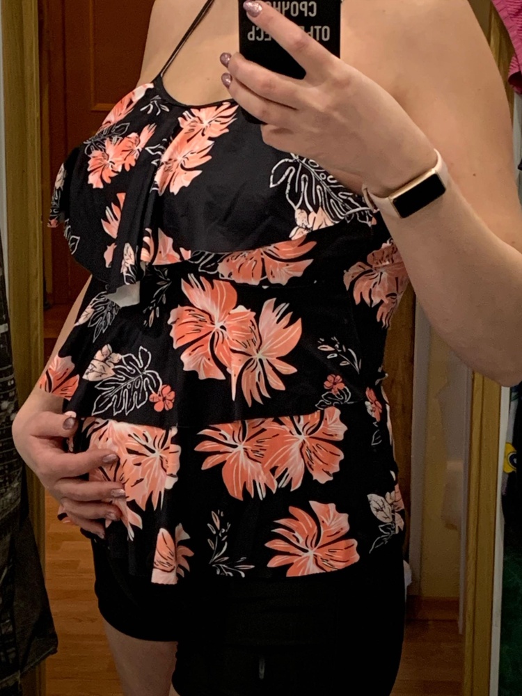 Хорошее качество материала. Я довольна. Небольшой минус - спереди лямки уж очень близко расположены друг к другу (на фото в описании товара расположены обычно, а по факту ближе), но я нашла выход из такой ситуации - так как лямки сзади отстегиваются, их можно скрестить на спине и тогда, близкое расположение лямок спереди визуально сглаживается за счёт того, что они к шее сходятся, а на спине крестом ложатся.