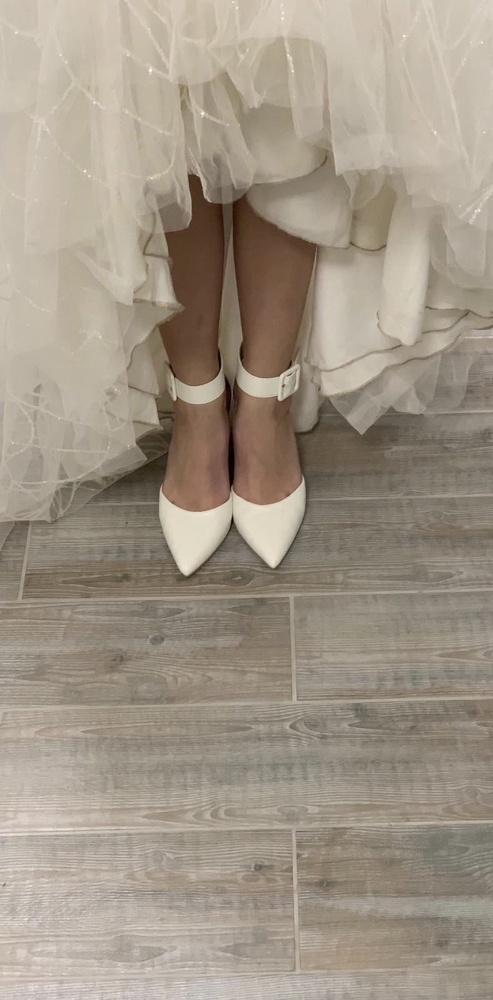 Подошли идеально, то что я хотела, не высокий каблук, удобно, свадьба ещё в передам, как в носки узнаю скоро🤗. В остальном очень изящные и аккуратные, к образу подошли отлично. Качество хорошее за свою стоимость, не хотела супер дорогие т к на 1- н день, а если пройдут испытание может буду носить и в последствии, спасибо! 