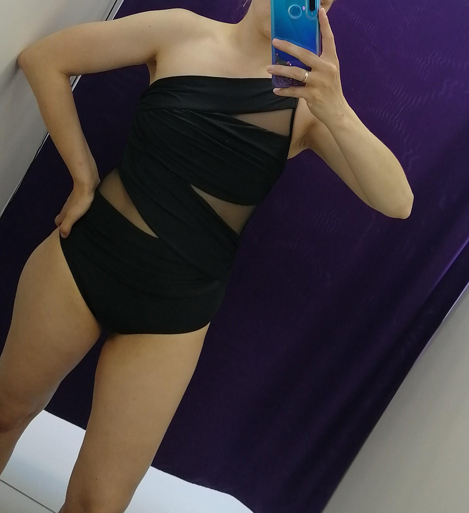 Шикарно, это лучшее решение для моей фигуры, а именно - рост 170,грудь 85см, попа 102см😅 и бока толстые, но не в этом купальнике! Скрыл всё что нужно, сделал вид будто у меня грудь есть, спасибо! 😂На свой 46 низ, взяла 42 размер производителя.