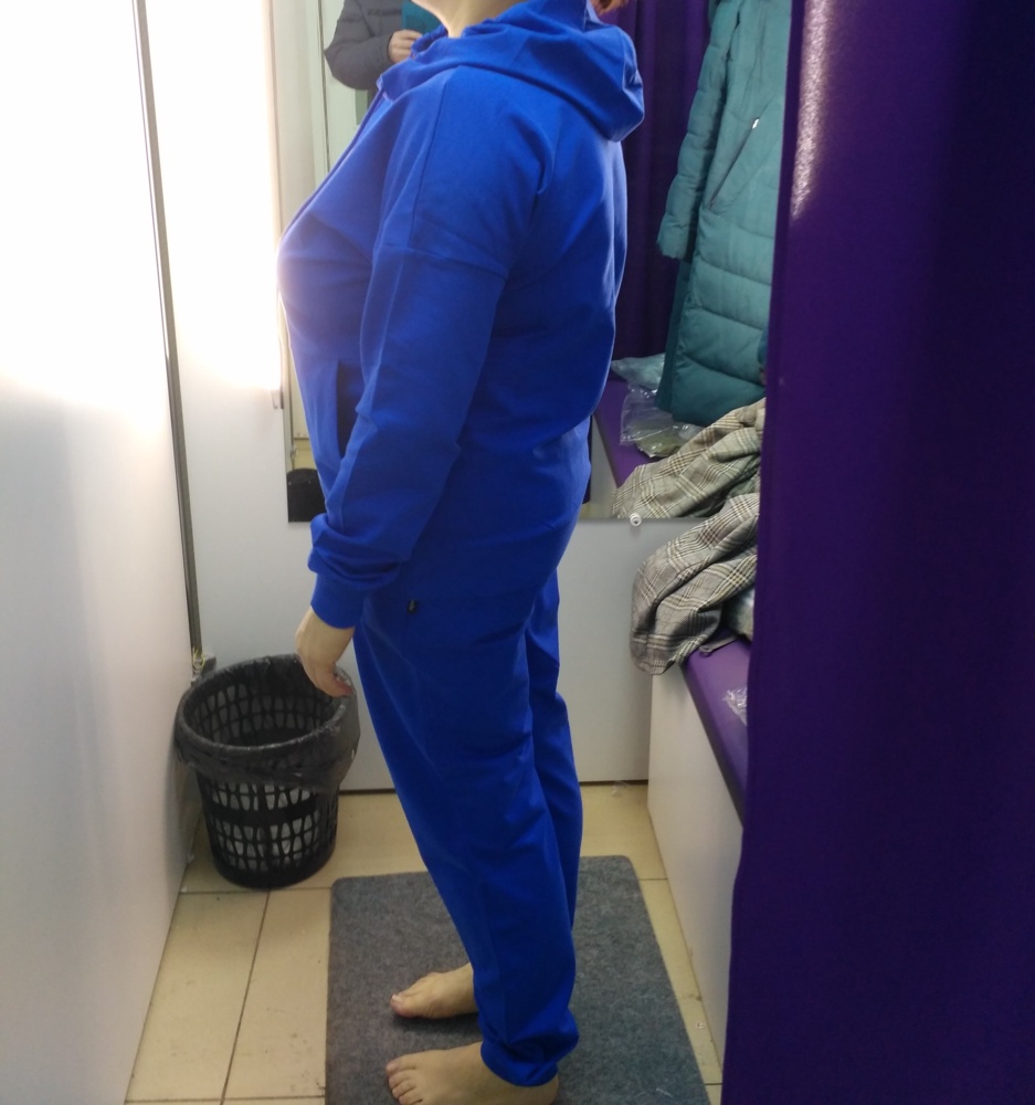 Отличный костюм для прохладных летних вечеров. На рост 158 длинноват. Заказала 2 размера: xl, xxl. На ОГ 115, ОБ 105 см у xxl широко в бедрах. Отлично сядет на более пропорциональную фигуру.  Карман-кенгуру.