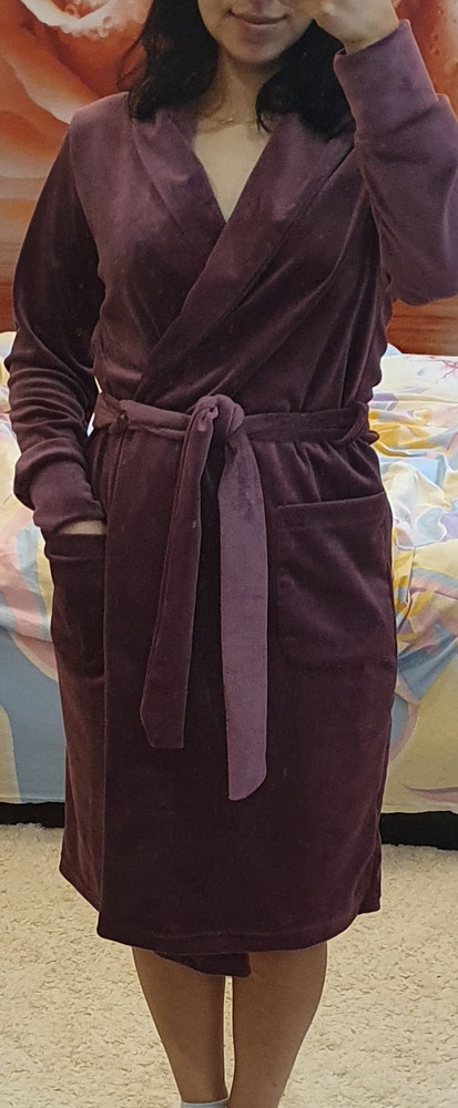 На параметры 83 73 99,рост 153 взяла 44р.,если бы послушала отзывы, то в большем размере утонула.Ткань изнутри скатывается моментально,завязочки действительно хлипкие  и неприятно трутся о кожу, петелька колет шею. Да,красивый и мягкий,но это домашняя вещь,где хочется комфорта во всём. За 970р.Цвет сливовый.