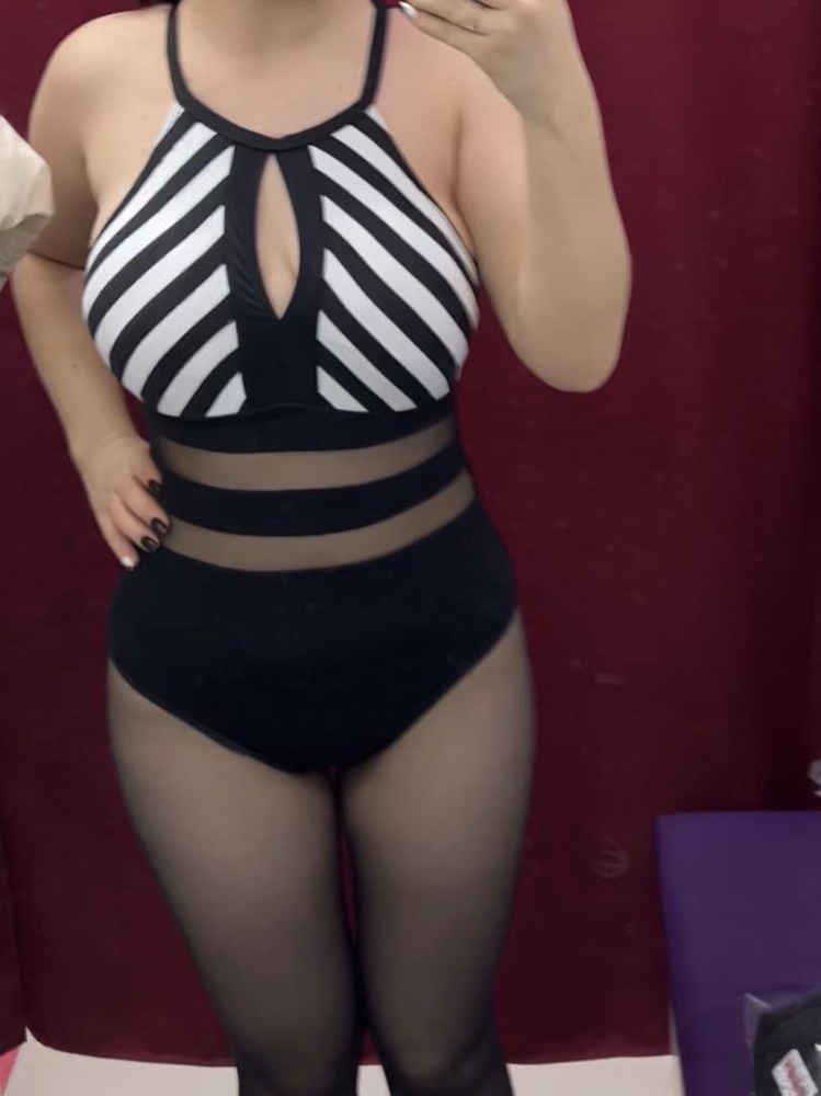 Сел чудесно, хорошо скрывает все недостатки и держит грудь 