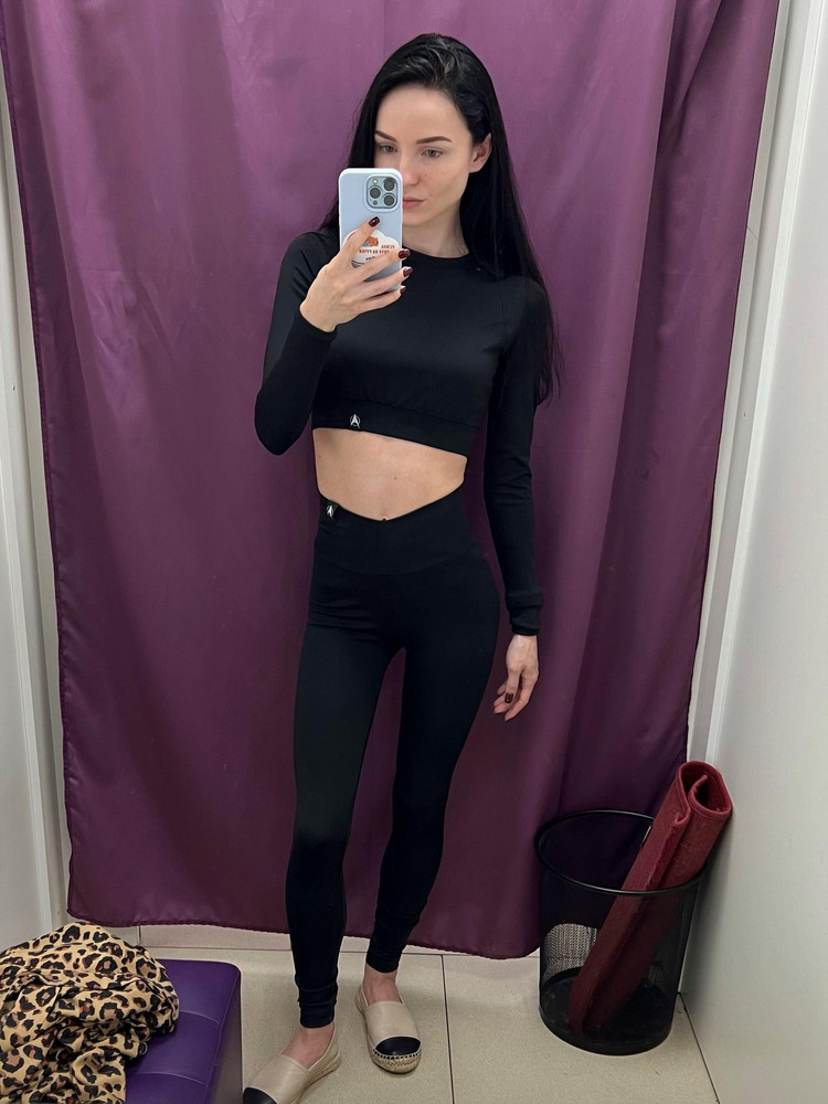 Рашгард 10/10! Все швы прошиты аккуратно, резинка под грудью хорошо держит, при поднятии рук топ остается на месте. Ткань плотная, не просвечивает, но при этом достаточно тонкая. На ОГ 82 брала размер xs, резинка не сильно давит. 