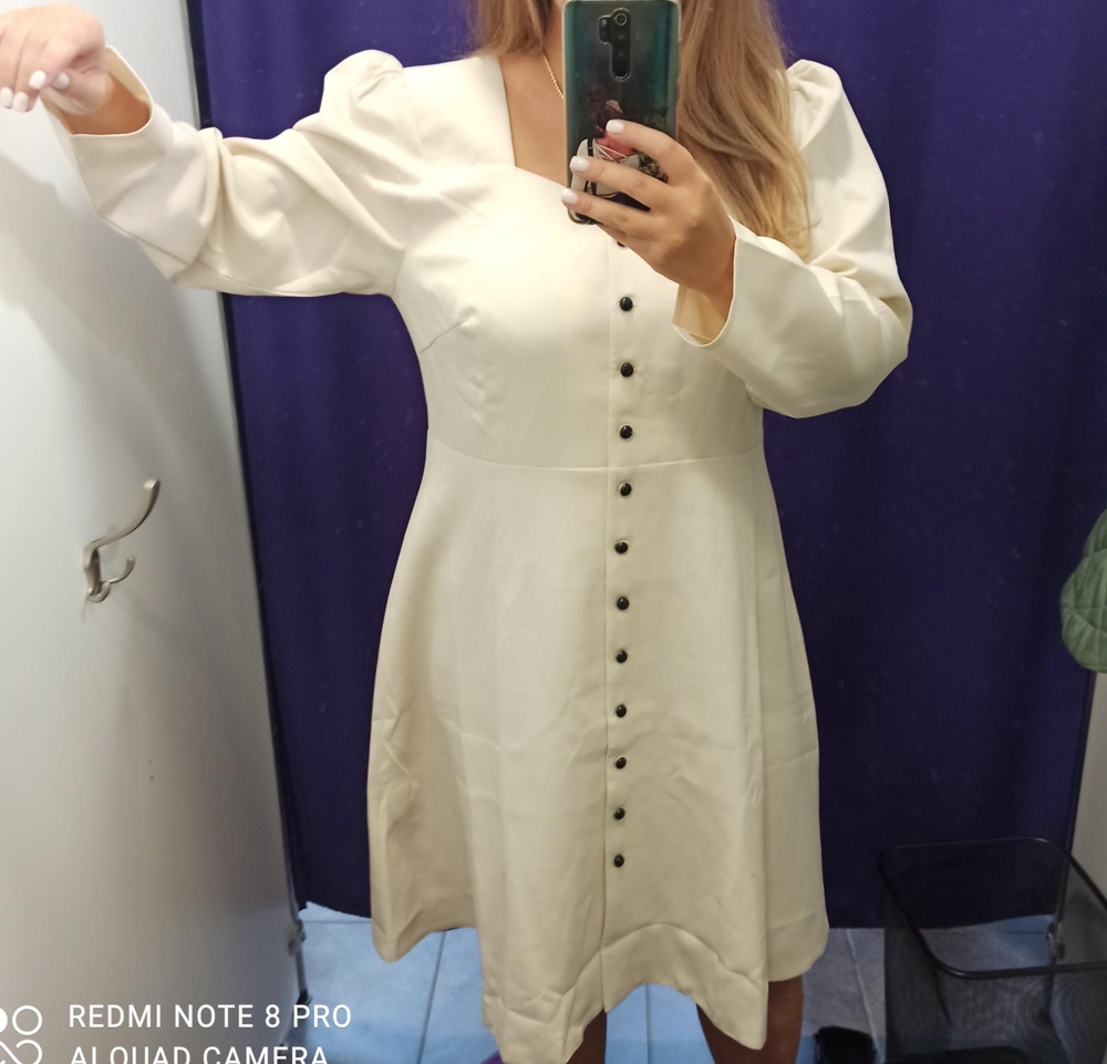 Платье очень красивое, но с размером неразбериха XL не сошлось в груди, а L огромный. Отказ.Непонятно какой размер заказывать теперь.