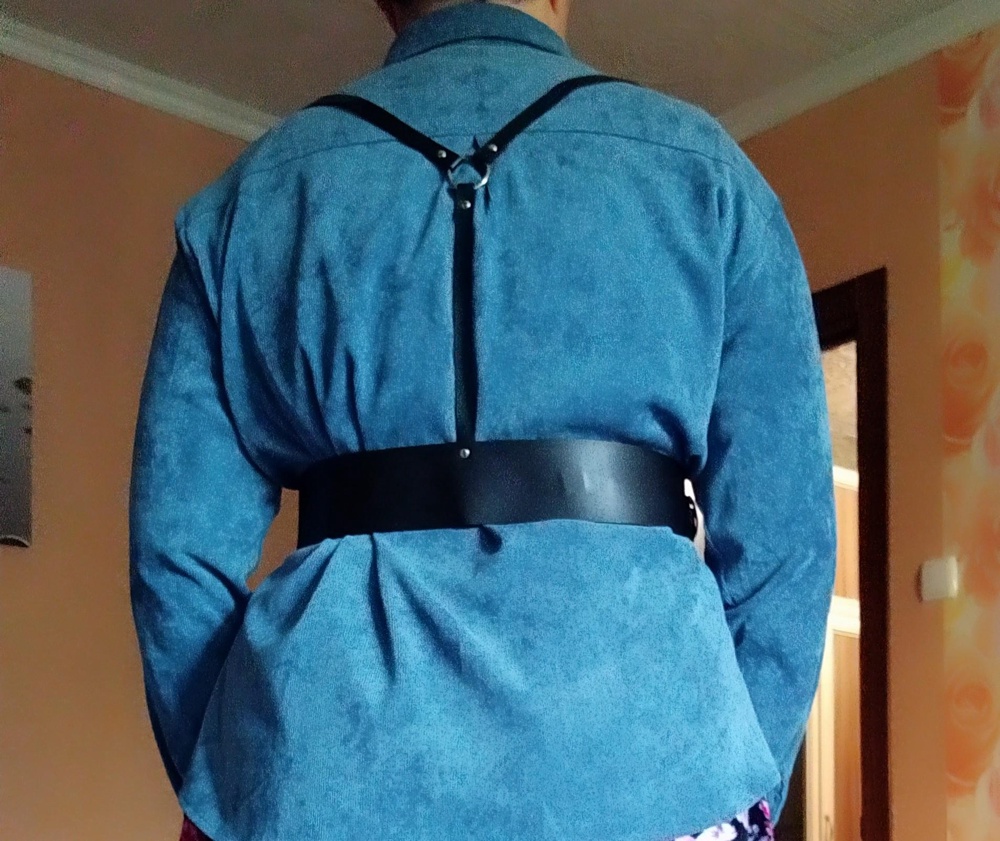 Очень эффектная вещица. Качество исполнения на высоте.Отличная регулировка на размеры, мой российский размер 52, рост 170, отлично подогнала под себя. Эко кожа плотная и жестковатая, но зато отлично держит форму.