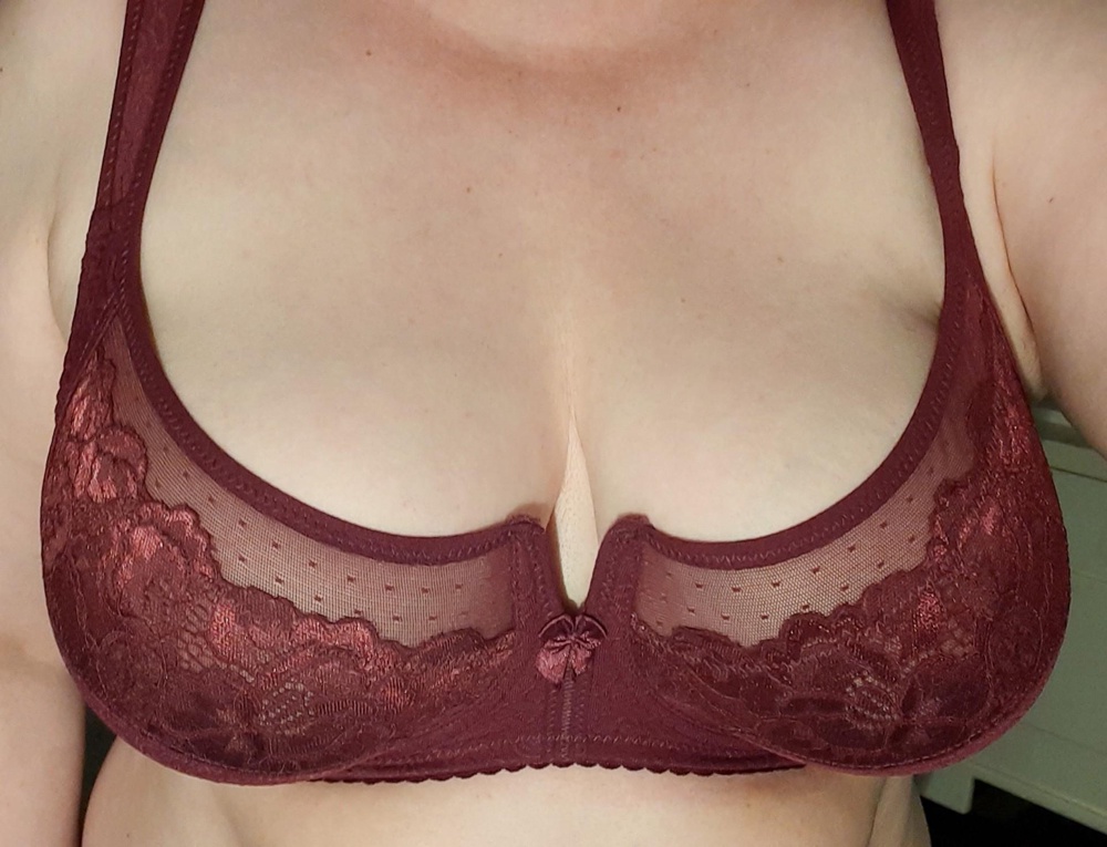 Качество хорошее. Рекомендую. Доставили быстро! Заказала 90 F, можно было 85 F