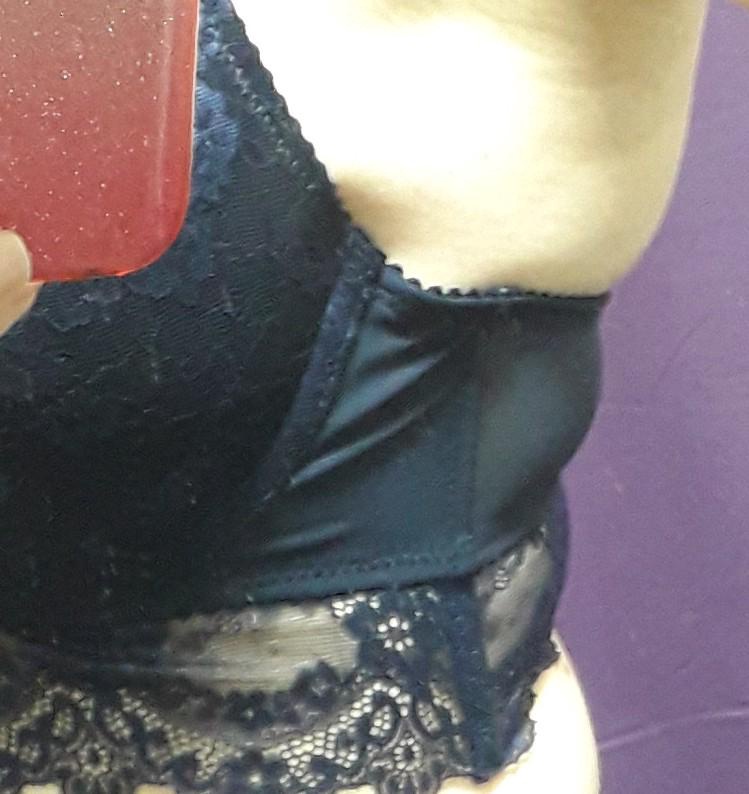 Бельё красивое, вполне удобное, но мне в чёрном чашечка чуть велика, топорщиться будет под одеждой, а в синем чашечка как влитая, но под мышкой по объёму оттопыривается🤦‍♀️-размер один и тот же. И чёрное пришло в шифоновом мешочке, а синее - без. Перезаказала с 85в на 80с