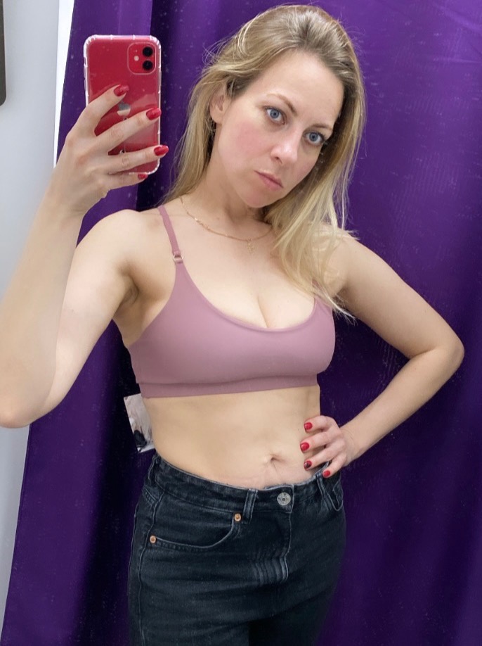 Качество топа мне понравилось. Аккуратный, чашки можно извлечь, нитки не торчат. Кстати, чашки с эффектом пушап.
Пришлось отказаться и перезаказать больший размер, так как грудь не поместилась. На фото чашки удалены.
Объём под грудью 76см
Объём груди 85см
Жду больший размер.