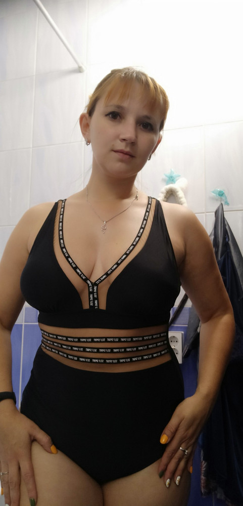 Купальник супер, идёт в размер, застёжка на спине очень не удобная, нужна помощь чтобы застегнуть.