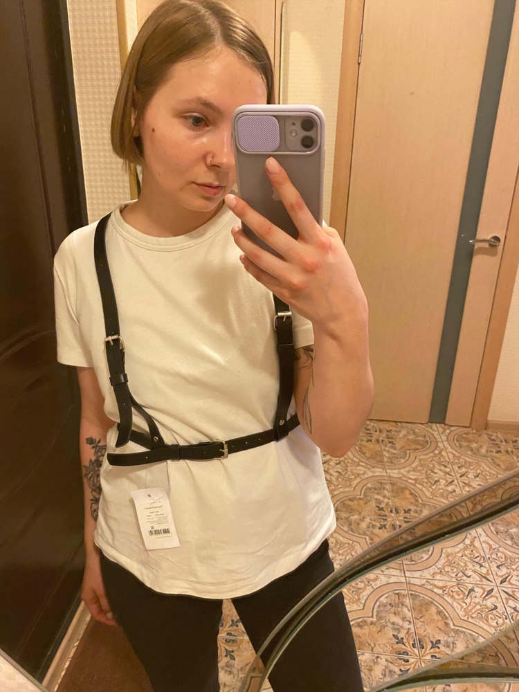 Пришла меньше чем за сутки, это вообще огонь 😎 упаковка оставляет желать лучшего, но пришло все целое. Пахнет кожей прекрасно. Все регулируется, изделие отличное. Покупала, что бы с платьем носить, но оно ещё не пришло 😂 с футболкой тоже неплохо. Взяла 48/50 на ОТ 70, ОГ 98-есть ещё отверстия, куда ослабить или затянуть, думаю даже на верхнюю одежду налезет) 