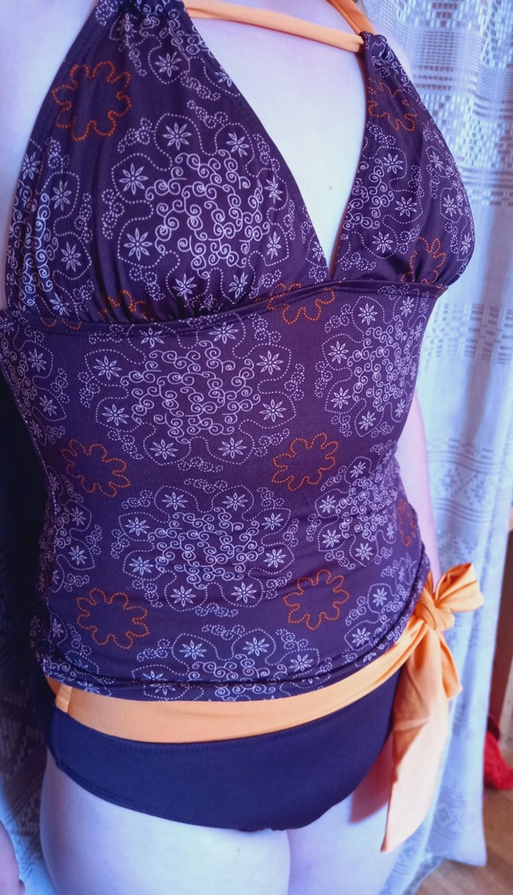 Хороший купальник,  качество тоже. Только топ не о чём... а лиф и низ отличные.  Размер s подошёл на 46