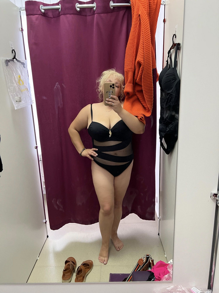 Купальник действительно утягивающий , взяла 52 этого бренда и такой же другого , но именно этот имеет более плотную сетку ! 👍 из недостатков -сзади тугая застежка и нивелировать объём нельзя ,а у конкурентов сзади широкие завязки ,что намного удобнее ! Если в новых партиях поворотите этот приём -цены ему не будет ))