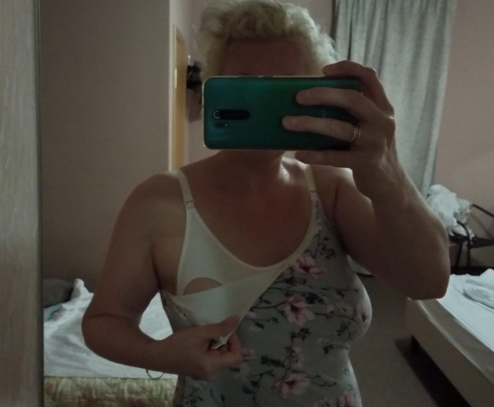 Пижамка супер! Качество трикотажа очень высокое. Ткань очень нежная, а внутренний топ пришитый к майке-это супер идея! Из за большого размера груди всё время приходится ходить в бюстгалтере, а здесь я наконец-то чувствую себя комфортно, внутренний топ отлично поддерживает грудь(хоть я и не кормящая:). 
Грудь у меня 112см, а бедра 102,заказала 52р-р. Комплект подошёл идеально.