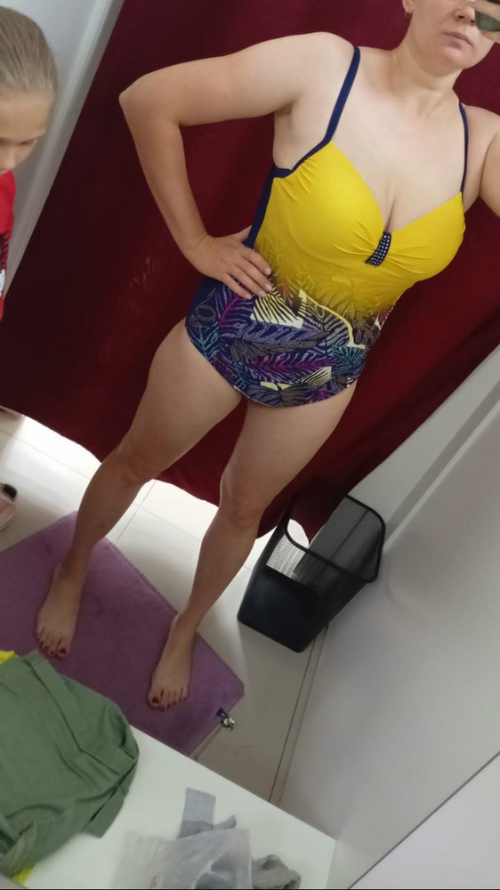 Всё отлично. Купальник скрыл недостатки фигуры. Ткань хорошая плотная. Цвет яркий, насыщенный.