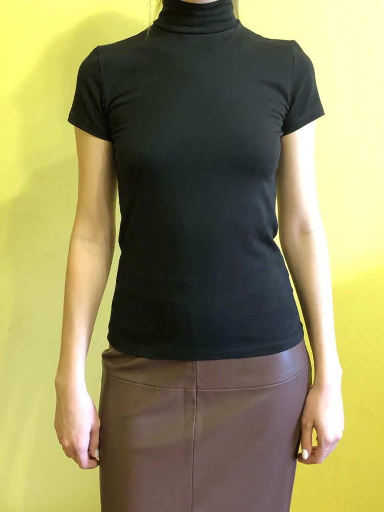 Отличная базовая водолазка. Точно в размер. Теперь легкая, но не просвечивает. Тянется. Швы ровные. Фасон немного приталенный, рукава короткие. 