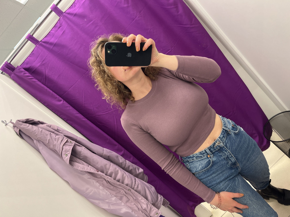 Хороший лонгслив, х/б, лапшой идёт. Цвет интересный.