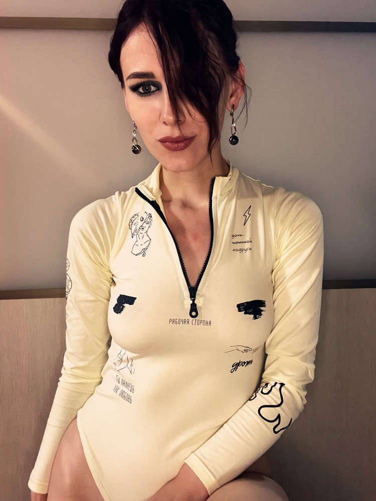 Боди подошёл хорошо, но ткань хотелось бы более эластичную и более плотные рукава. На мои 87-62-90 вот так