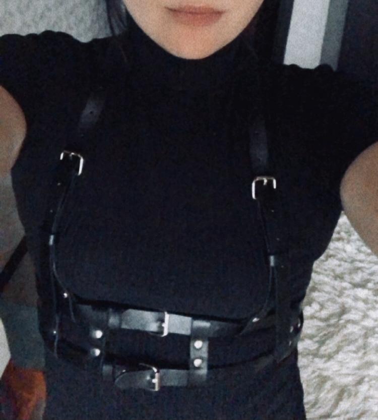 Хороший) но мне пришлось дополнительные дырки сделать , жирок , а то виднелся на 46 размер все же впритык будет. ( параметры 91-75-98)