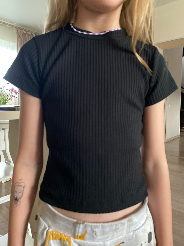 Футболка реально маленькая, отдала ребёнку 8 лет. штаны в размер, брала 44 размер, в целом ткань понравилась, устраните пожалуйста путаницу с футболкой, хочу полноценный костюм! 