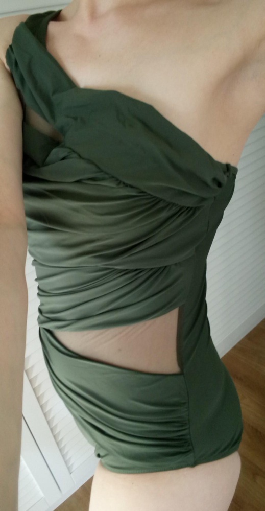 Качество сносное, но не супер, кое где торчат нитки. Ткань приятная. Размер 44 сидит свободно, нигде ничего не перетягивает. Мой рост 170