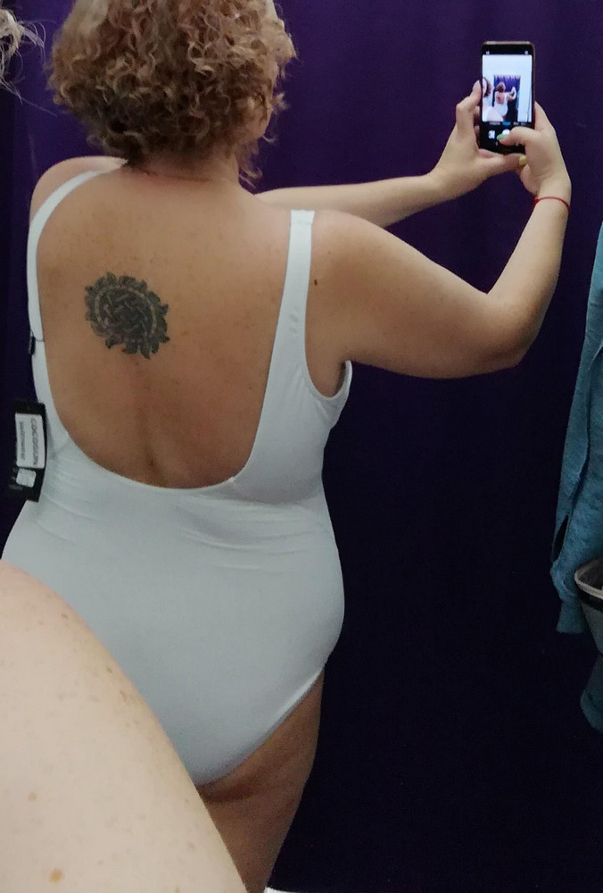 Очень красивый, благородный белый, ткань плотная, внутри сеточка, сшит аккуратно, но грудь нужна побольше, под мышками свободно. У кого 50,52,54 с большой грудью, берите, не пожелеете. Кстати, мой рост 173,грудь 85С. Очень жаль. Отказ.