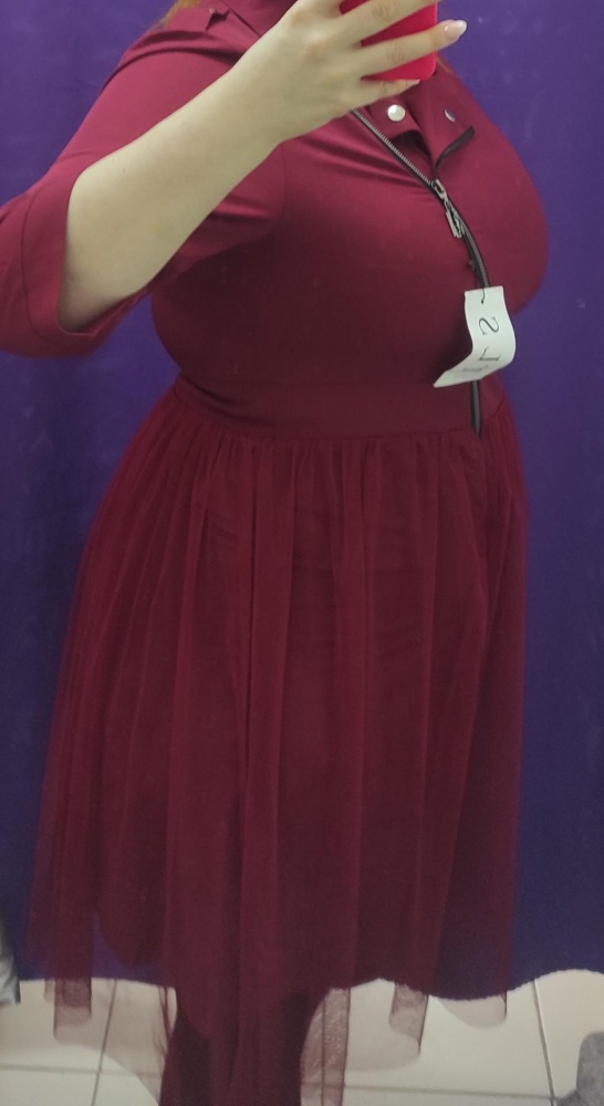 Коротковата нижняя юбка, и если не поймать нужное место, то будет растягиваться молния на груди. В целом, отличный праздничный вариант