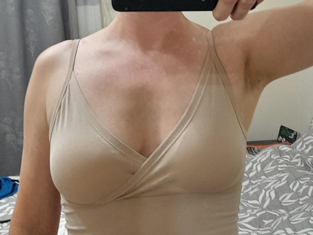 Не плохой топ. Конечно это изделие больше подойдёт молоденьким девушкам . Материал тонкий, грудь просвечивается. Но материал мягкий натуральный. Изделие удобное. На обхват груди 98 размер L/M подошёл. На последних двух фото, я вставила треугольник чашечки для купальника.