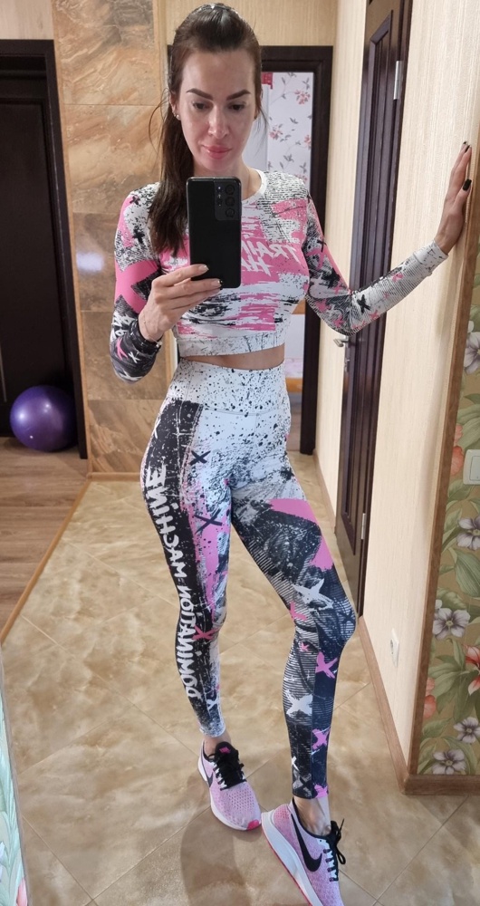 Тайтсы отличного качества. Ткань плотная, не просвечивает даже при наклоне. Швы ровные. Высокая посадка. Талию не передавливает. Покупала комплектом с рашгардом.