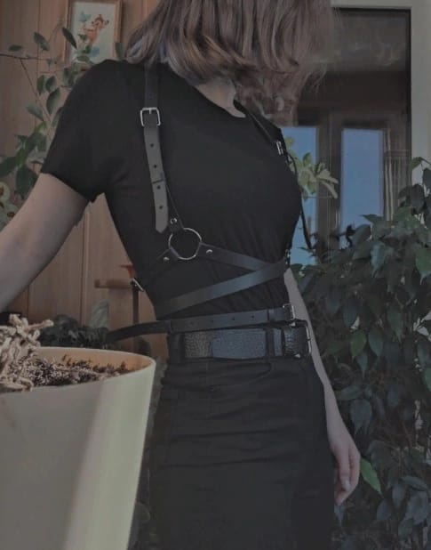 Классная штука,кожа мягкая,не жмёт,не натирает. всё можно отрегулировать под себя. в общем сказка