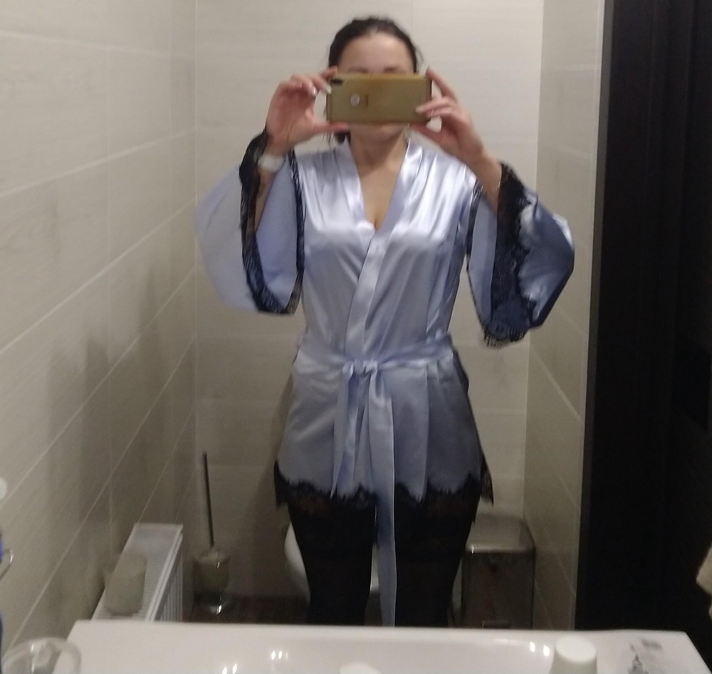 Халат просто супер. На рост 160 чуть чуть прикрывает попу. Мужу очень понравился