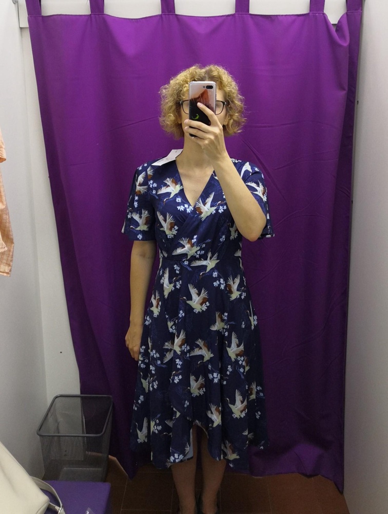 На полноценный 46. У меня 44-46, свободно, но побоялась, что 44 бу впритык, на жару не стала брать в облипку. Хорошая грудь тоже не помешает, но и на мою "1,5" подошло. 
Качество хорошее, ткань легкая