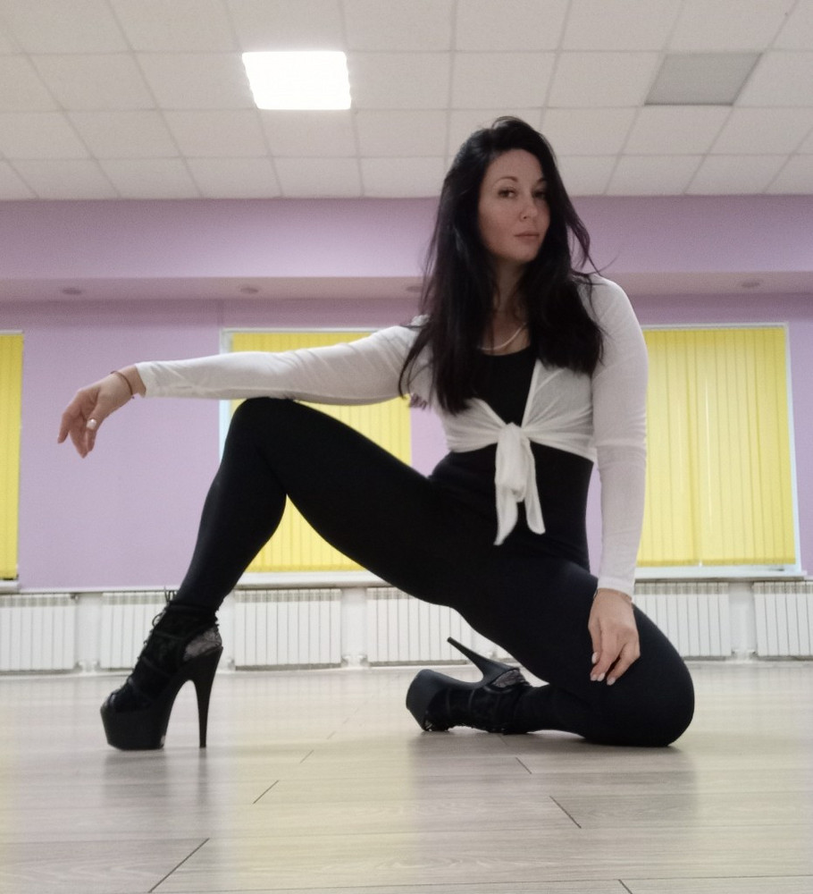 Просто прелесть! Все обратили внимание. Синтетика, но приятная. Два варианта, как завязывать. Единственное, разрез под палец мне не нужен. Балда для стрип-данса. Очень довольна! Ещё бы черный такой был.