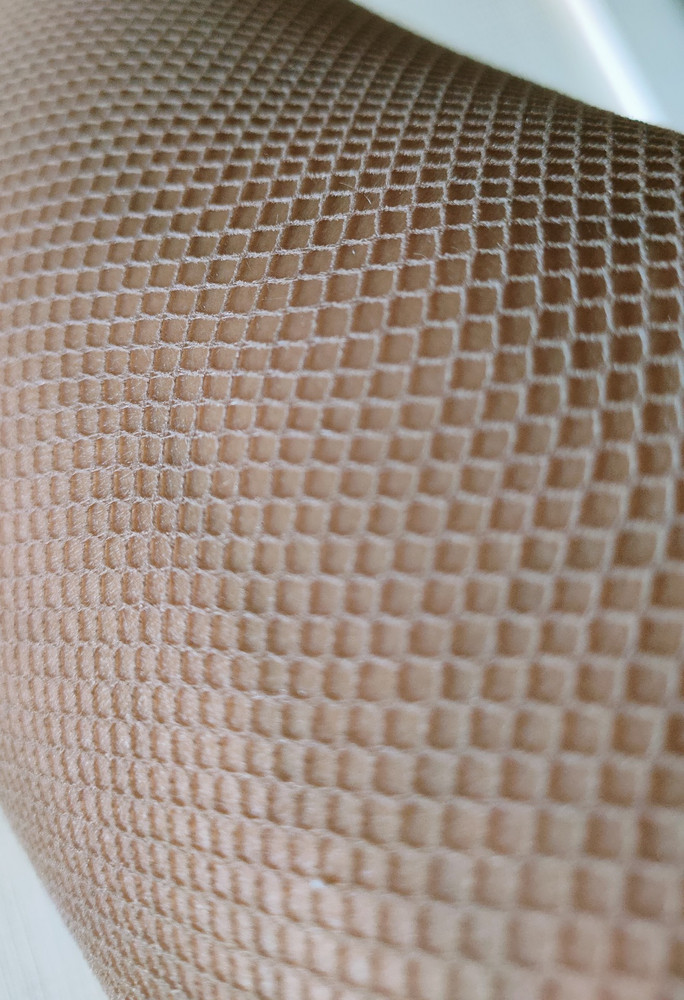 Цвет натуральный беж. Качество хорошее, сетка мелкая. Мой рост 165. На фото смотрится темнее когда колготки на ножке . На дворе 1 сентября у нас ещё лето +35 Рекомендую! Спасибо