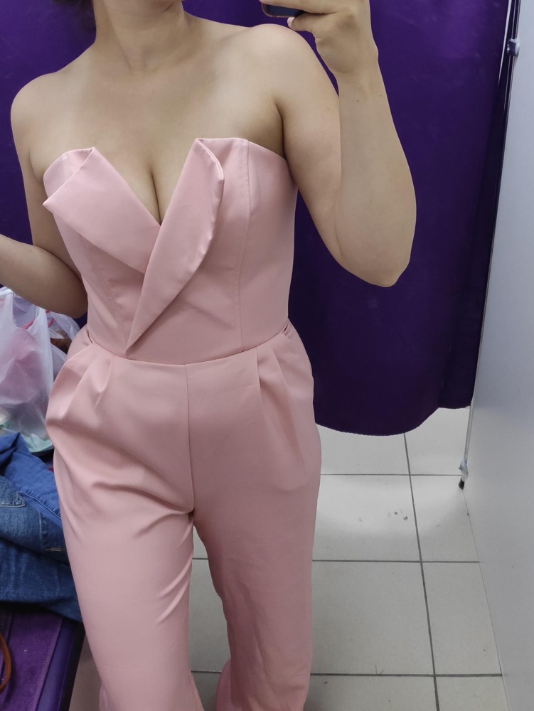 В комбинезон влюбилась с первого взгляда! НО!!! мне пришлось перезаказать 3 раза в разных цветах, пока нашла именно свой! Пудровый цвет бледнит, хотя сел хорошо в размере М (ношу 44). Затем цвет фуксия, тот же размер, но широченный в груди, даже намека на то, что "держит грудь", со спины настолько отходил корсет, что пол ладони бы вместилось между спиной и одеждой - отказ. Затем цвет электрик, размер М и он идеален во всём! Материал брючный, плотный, но не тяжёлый, корсет держит грудь отлично, удачно продуманы складки на животе и бокам, можно немного скрыть недостатки. Длину сделать под свой рост можно. Единственное заметила, на всех 3х комбинезонах что мерила- очень плохо застёгивается молния сзади, в каком-то определенном моменте просто встаёт колом.